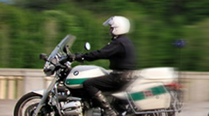 vigile urbano in motocicletta